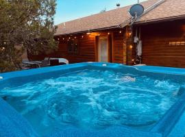 A Cozy Cabin Escape in Tijeras-Hot Tub-Game room-Pet Friendly!, hotell med parkering i Tijeras