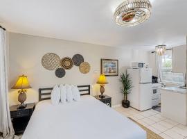 Tiki Room, serviced apartment in Marathon