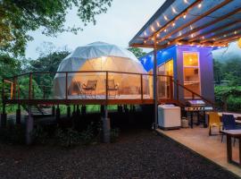 Bitzu Dome-Bijagua Riverside Glamping, hotel v destinaci Bijagua