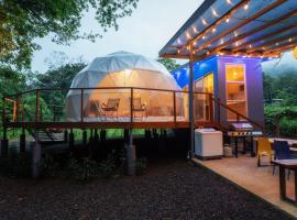 Bitzu Dome-Bijagua Riverside Glamping, hotell i Bijagua