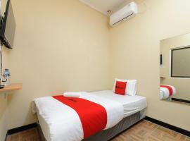 RedDoorz near The Jungle Waterpark Bogor, hotel em Bogor Selatan, Bogor