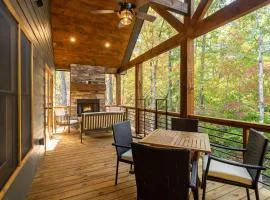 Peaceful Luxury Cabin, hot tub, games, 3 fireplaces