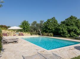 Casa Raffaela, Charming villa with a nice pool, semesterboende i Monte Giberto