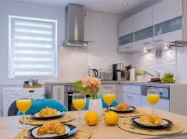 Charmantes Design-Apartment in Schiffweiler - Self-Check-in - 2 Parkplätze - WLAN - Balkon mit Gartenzugang - private Terrasse -ruhig gelegen - Nähe See & Wald - bis 4 Pers