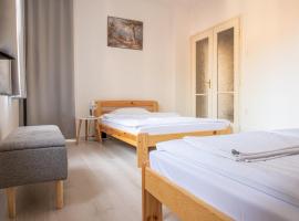 Barát Vendégház - Cosy Guesthouse - Teljes ház privát udvarral - 4 szoba, 2 fürdő, penzion v destinaci Szeged