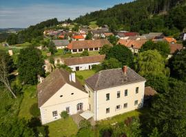 Landhaus im Waldviertel، فندق في تزفيتل