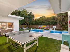 Luxe Miami Villa Heated Pool Fire Pit, holiday home in North Miami Beach