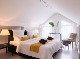 Gelbe Koffer - Große 4-Sterne Design-Maisonette in Schiffweiler - Nähe See & Wald - 2 Parkplätze - Self-Check-in - bis 6 Pers, Hotel in Schiffweiler