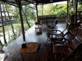 Aple Homestay, bed & breakfast σε Amphawa