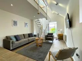 Spacious 4 Bedroom Duplex with Free Private Parking - Central Location, Near Doncaster Racecourse - Sleeps 7