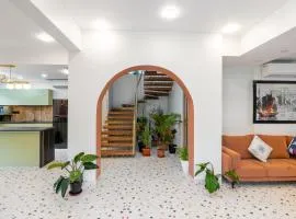 Villa Reverie - Ultra Modern Villa 200 metres to Prestine Beach