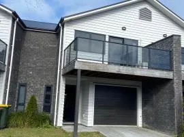 Hamilton Hospital Retreat - 2 Bedroom Townhouse Modern Warm Quiet