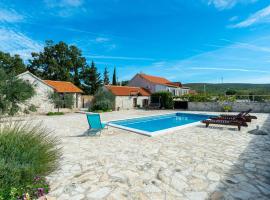 Dalmatian country house Irena, Hotel mit Parkplatz in Bruška