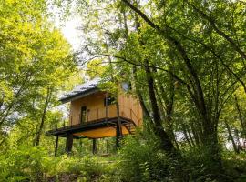 Tree Elements treehouse retreat, hotel en Slunj