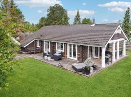 Gorgeous Home In Væggerløse With Sauna, hotel con bañera de hidromasaje en Marielyst