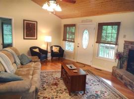 Bryson City Cozy Cottage with Hot Tub - 3 bed -2 bath, holiday home in Bryson City