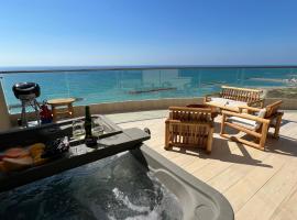 Shamyam -שמיים- דירות מהממות על חוף הים עם ג'קוזי פרטי ובריכה במתחם, hotel in Netanja