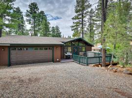 Cozy Munds Park Cabin with Fireplace and Deck!, vila di Munds Park