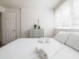 Stylish & Tranquil Flat with Excellent Connections