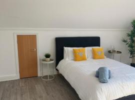 Addlestone - Large Stunning 2 bed room Apartment, viešbutis mieste Adlstonas