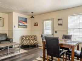 Immaculate, Cozy Home in Downtown Redmond, hotell i Redmond