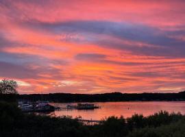 Hot Tub - Saugatuck/Douglas - Three Bedroom - Sleeps 8, παραθεριστική κατοικία σε Douglas