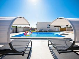 Villa Miranda with pool, hytte i Zaton