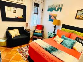 Pearls Pad - Beautiful 1 bedroom apartment- 1 block to beach, strandleiga í Tybee Island