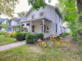 Historic Home with Sunroom - 5 Mi to Lambeau Field!, hotel in De Pere