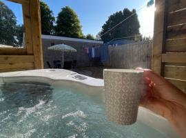 Delightful 2 bed with hot tub and historic ruin., apartament din Dumfries