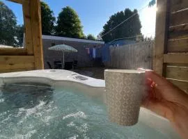Lovely 2 bed apartment with hot tub log burner and off street parking