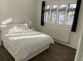 Roomy 2 bed flat in London, hotel in Thornton Heath