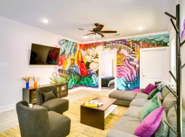 MidCity Mural House in Baton Rouge 3 Mi to LSU!, rental liburan di Baton Rouge