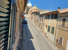 Casa nel centro storico a Loreto, 2 km dal mare, хотел в Лорето