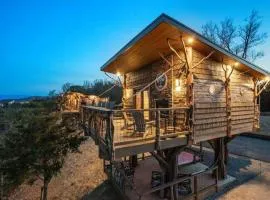 "Honey Hole" Romantic Treehouse Getaway Near Pigeon Forge - Indoor & Outdoor Soaking Tub