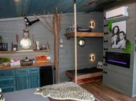 "Tarzan & Jane" Jungle-Themed Double Luxury Family Treehouse for 12 Near Dollywood & Pigeon Forge