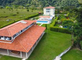 FINCA HOTEL RIOBAMBA, hotel v destinaci Medellín