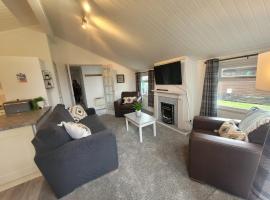 Cotswold Lodges, hotel in Cirencester