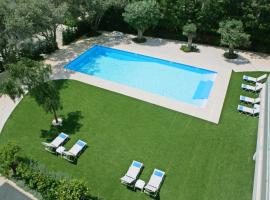 Corina Suites & Apartments, hotel Limassolban