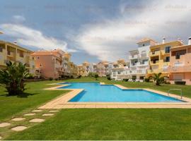 Jardins de Santa Eulália By Albufeira Rental: Albufeira, Santa Eulalia Plajı yakınında bir otel