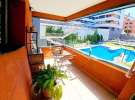 COSTA NORTE Apartamento con Terraza Garaje y Piscina, hotel com estacionamento em Castro-Urdiales