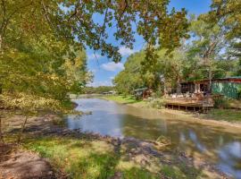 Malakoff Retreat with Hot Tub and Lake Access!, nyaraló Malakoffban