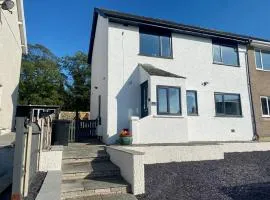 A modern, dog-friendly 3 bedrm canal side property