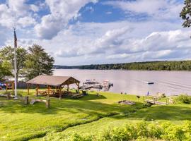 Coventry Lake Getaway with Yard Near UConn!, hotel ieftin din Coventry