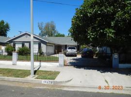 Nice Northridge 4-2-2 Pool home near CSUN and Pierce College，北嶺的有停車位的飯店