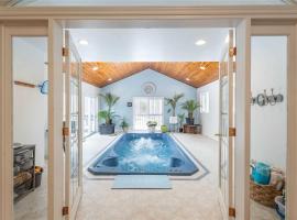 Casa Borealis - Hot Tub - Fire Pit - BBQ, villa en Orillia