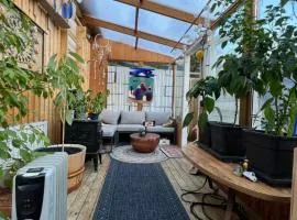 Room W/hottub, sauna and firepit