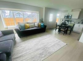 The Royal Bay Escape: Cozy 2 bedrooms garden suite, apartment in Colwood