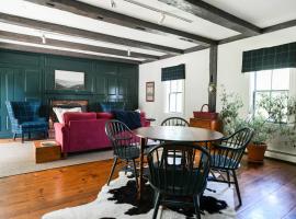 1820 House - VT Charm + Modern Comforts + Hot Tub, hotel in Stowe