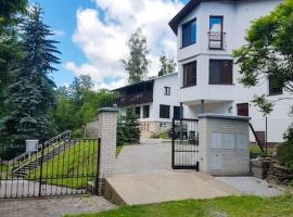 Villa By the Creek, hotel with parking in Žlutice